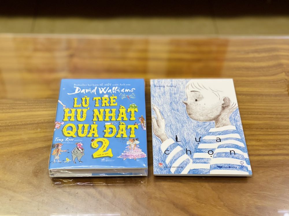 - Tiki giao hàng sớm hơn dự kiến. Khâu đóng gói vẫn còn lỏng lẻo, hộp to nhưng không có giấy chèn. Một quyển được bọc giấy nylon trong (loại học tập học sinh) khá chắc chắn. Nhìn chung sách không bị hư hại gì đáng kể. 
- Sách bìa cứng, khổ vừa, có áo bìa, chất lượng giấy tốt. Sách được in màu toàn bộ, hình ảnh minh họa hài hước. Nội dung tập 2 tương tự như tập 1, những đứa trẻ hư và rắc rối chúng gây ra. 
- Giá mình mua đã giảm khá nhiều so với giá bìa nên mình thấy xứng đáng với một quyển sách chất lượng như thế này.