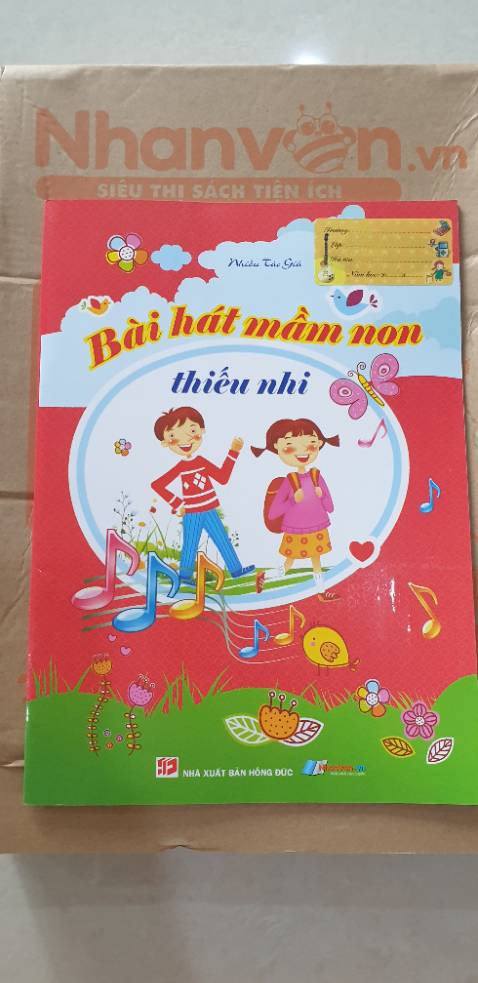 Sách bao gồm nhiều bài hát thiếu nhi hay. Sách đóng gáy bị lỗi, không thẳng, lệch mép. Một số trang thậm chí không được cắt hết.