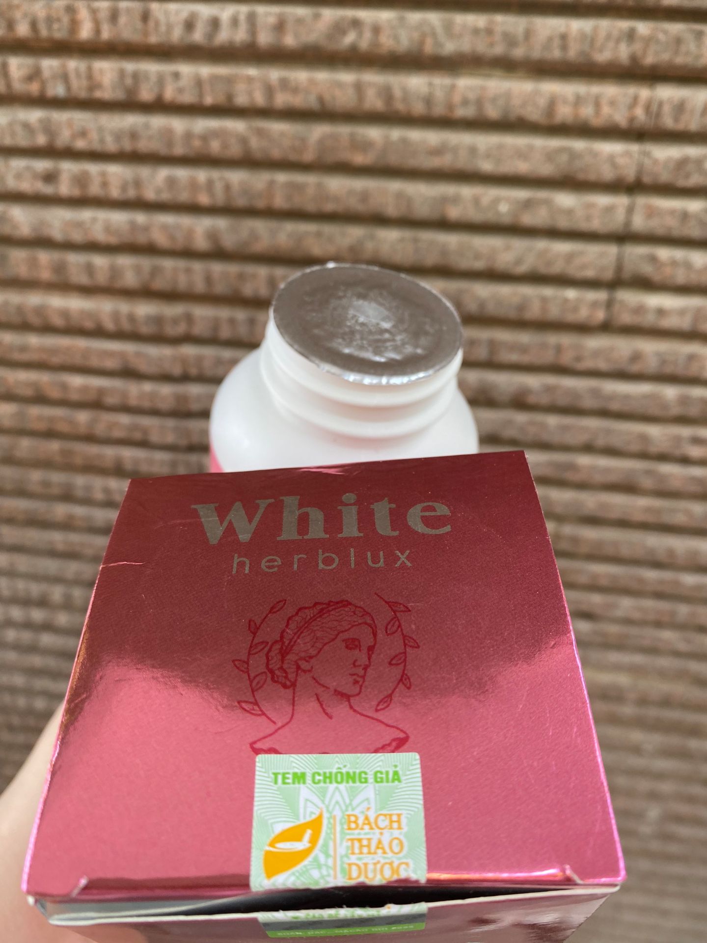 Shop tư vấn nhiệt tình thật cách đóng gói và tặng quà cũng chỉn chu nữa. Bạn mình đã mua của shop và giới thiệu cho mình. Hàng chính hãng, dùng ổn mình sẽ mua nhiều lần nữa nhaaa