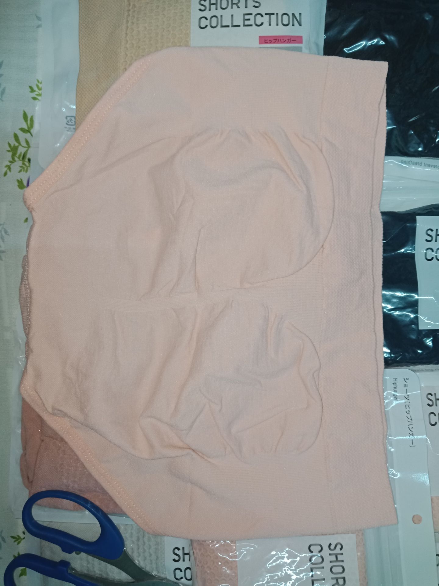 Quần đẹp, giá này thì quá rẻ rồi. Mua 10 cái có 2 cái size nhỏ, 8 cái lớn. Gói hàng cẩn thận, giao hàng nhanh, màu giao cũng đều lắm nè.