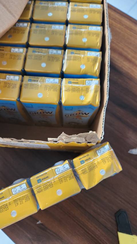 Shop gói siêu kỹ nhưng thùng sữa vẫn bị móp tận bên trong luôn, buồn :(