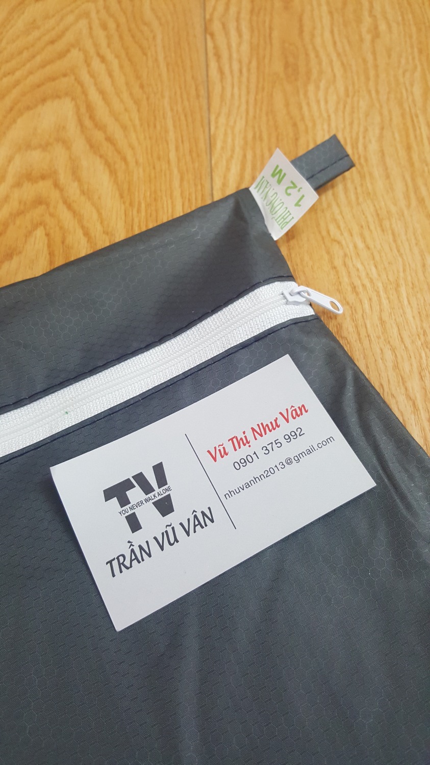 Áo mưa có chất vải chắc chắn, phần phéc mơ tuya cũng được làm chắc chắn và kéo lên xuống mượt. Sử dụng loại áo này tiện, che được đến dưới chân, cũng có dây ở phần cổ để dễ buộc lại. Thực sự sản phẩm này với mình là đã tốt rồi.