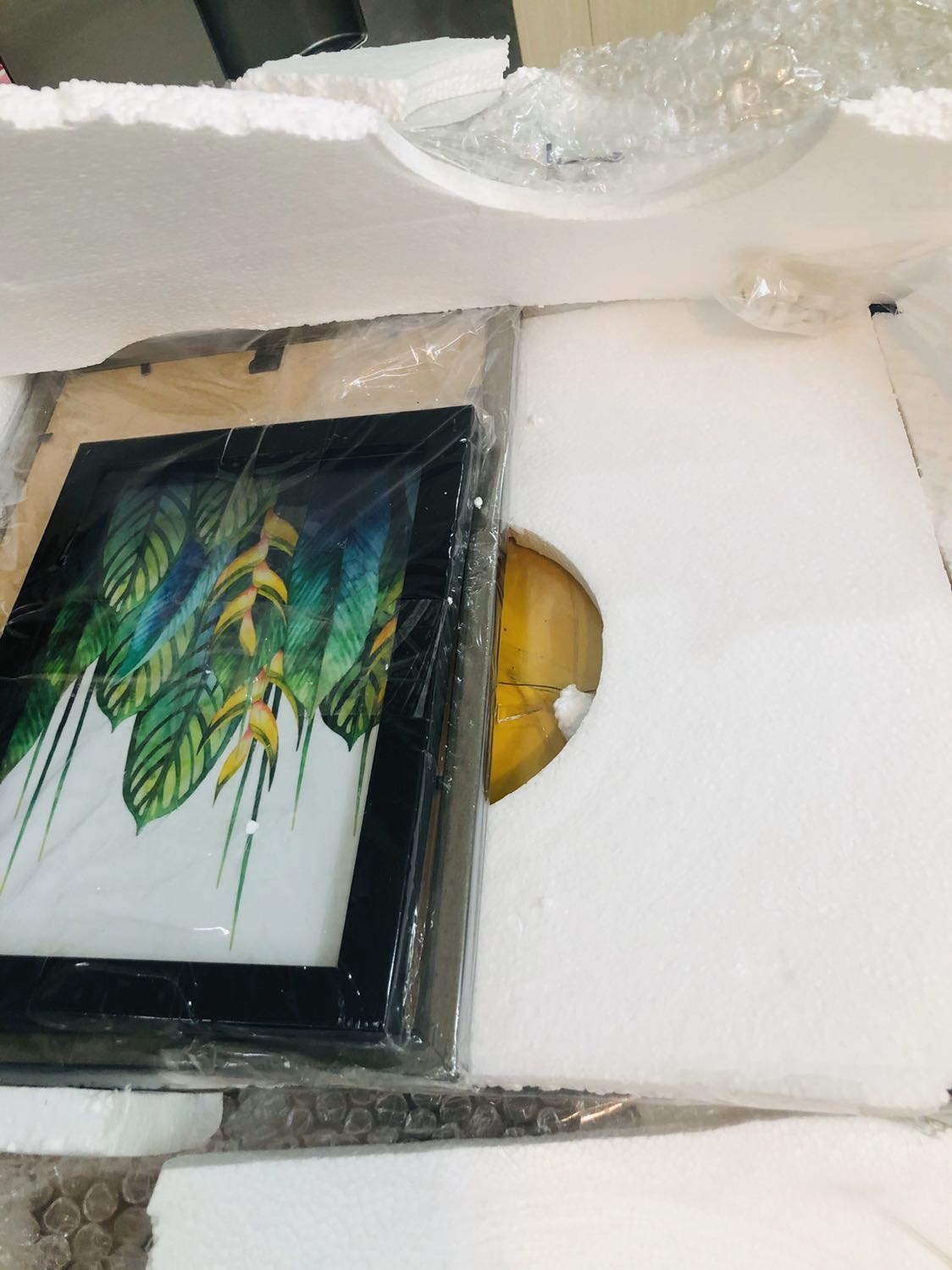 Lần đầu đặt tranh ở tiki mà thất vọng bởi cách đóng gói. Vỡ kính rồi nè tiki ơi :((