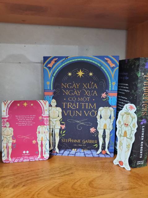 Giao hàng siêu nhanh, bìa sách đẹp, có cán kim tuyến.
Về nội dung thì khá hay với cuốn nhoaa, chỉ có phần đầu hơi chậm chậm nhưng qua phần II đọc xong không dứt ra được. 
Mn nên mua đọc nhen, đặc biệt là với mấy bạn thích booktok với thể loại romantasy🔥 mong NXB mua bản quyền nguyên series về luôn 🥺