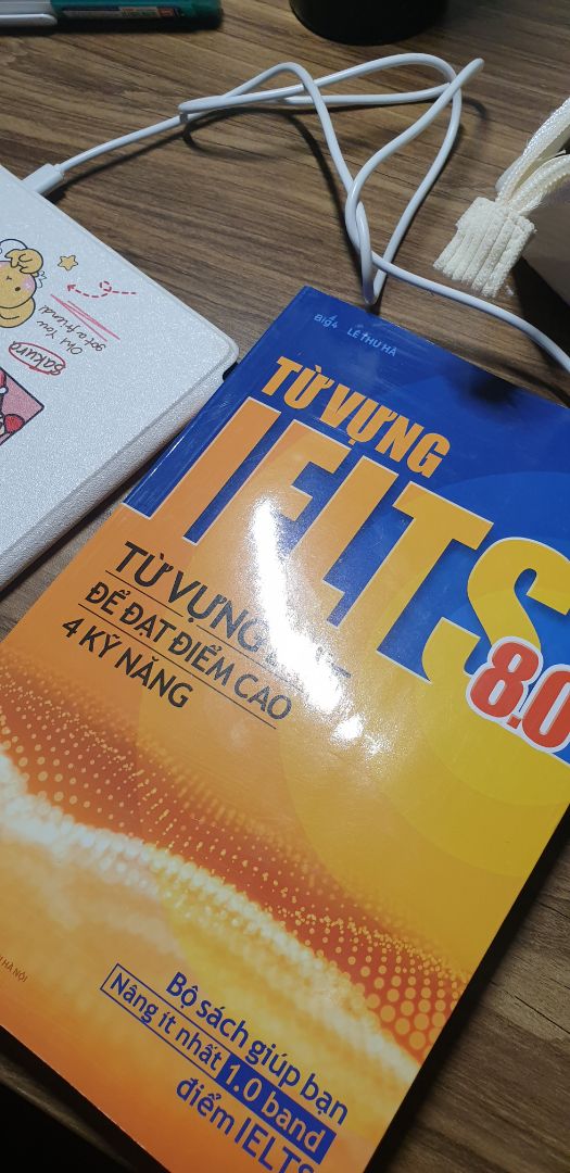 Nếu bạn đang có nguyện vọng thi,  nâng điểm IELTS, hay chỉ đơn giản là muốn trau dồi vốn từ và sử dụng tiếng Anh thật "văn vẻ" thì cuốn sách này là lựa chọn không nên bỏ qua.
Sách được trình bày khoa học, vừa có cung cấp lý thuyết, vừa có các bài tập để luyện cách sử dụng từ. Các từ trong sách cũng rất mới lạ, không quá phổ thông~