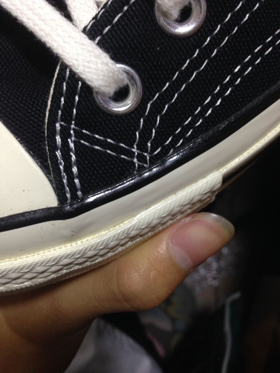 Đôi giày mà mình mong ước khá lâu cuối cũng cũng sở hữu được , giày đẹp , đúng như trong ảnh , nhưng mình lại khá hụt hẫng khi đôi giày của mình mắc 1 lỗi nhỏ là ở mũi giày bên trái , miếng bọc mũi lại hơi thừa thừa ra và có một phần keo bị thừa , chỗ phần mũi thừa bị keo dính lại làm mình không chắc có thể vệ sinh được cái khe ở vùng đó hay không