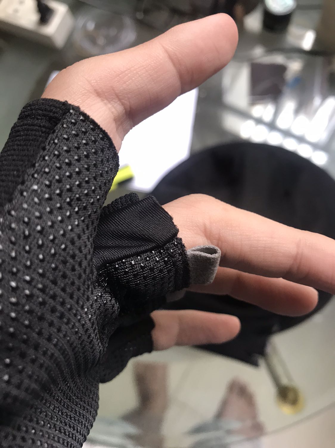 Găng mang vừa tay, hơi ôm, cảm giác thuận tiện để lái xe. Phần ngón của găng không được may tốt, lộ chỉ thừa nhiều và cảm giác dễ bung rách. 

Phần lòng của găng có thiết kế tăng độ bám dính để cầm lái an toàn hơn. Phần ngón giữa và áp út có mảnh vải nhỏ đính vào để kéo găng khi tháo. 

Đánh giá chung: Tạm ổn, tuy nhiên độ bền tôi nghĩ là không tốt. Nếu bạn chịu khó may thêm phần đầu ngón thì sẽ dùng lâu dài hơn.