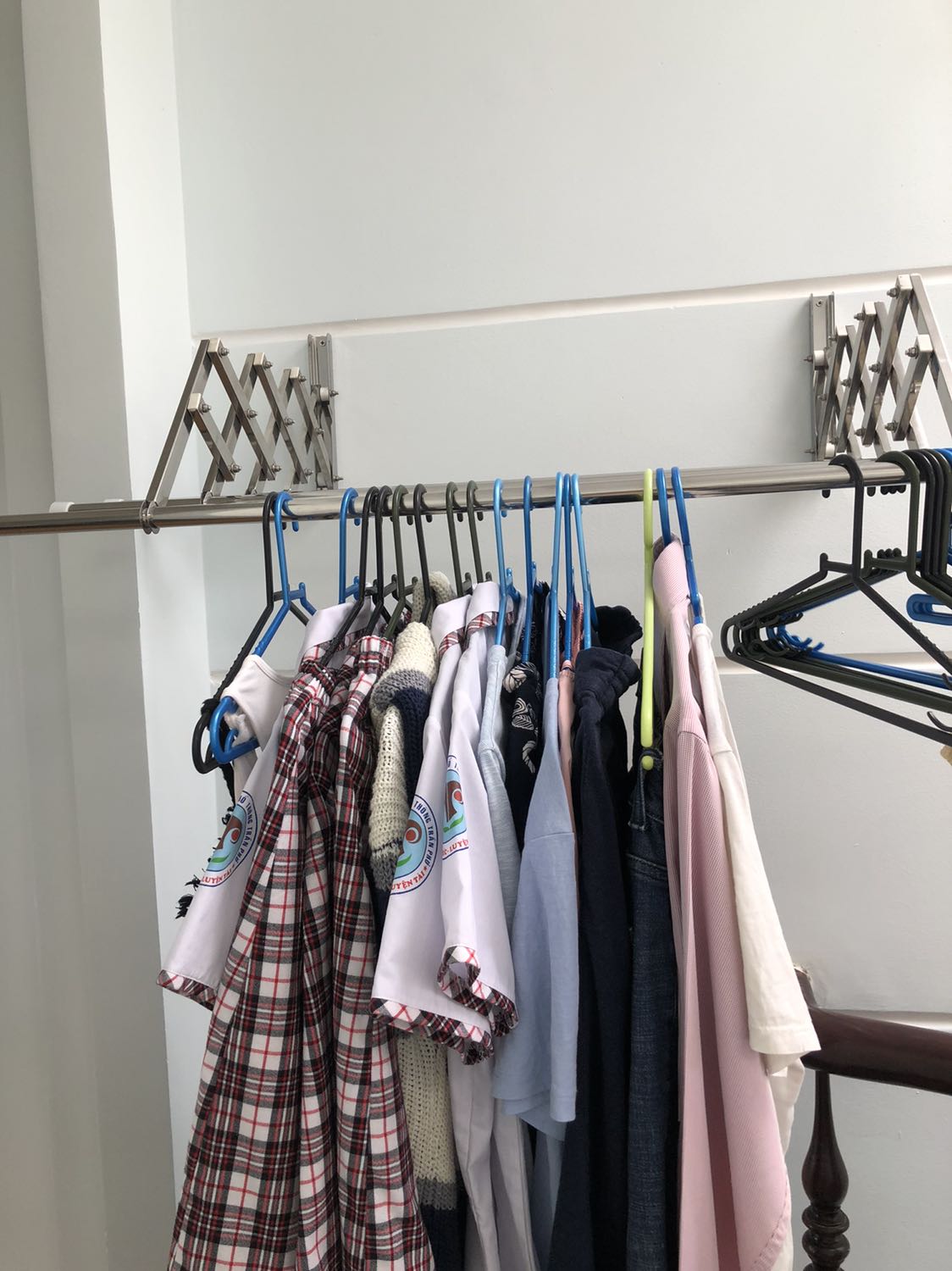 Giá chắc chắn, thanh inox sáng bóng, dẽ lắp ráp. Rất hài lòng