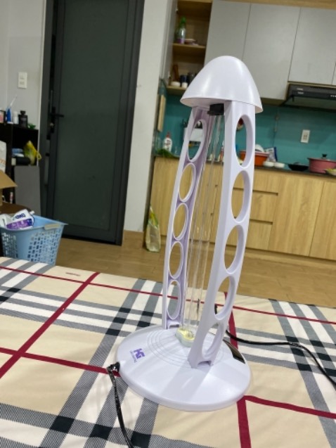 đèn mua về không dùng được. Ọp ẹp và không giống như video trên mạng. Yêu cầu đổi trả