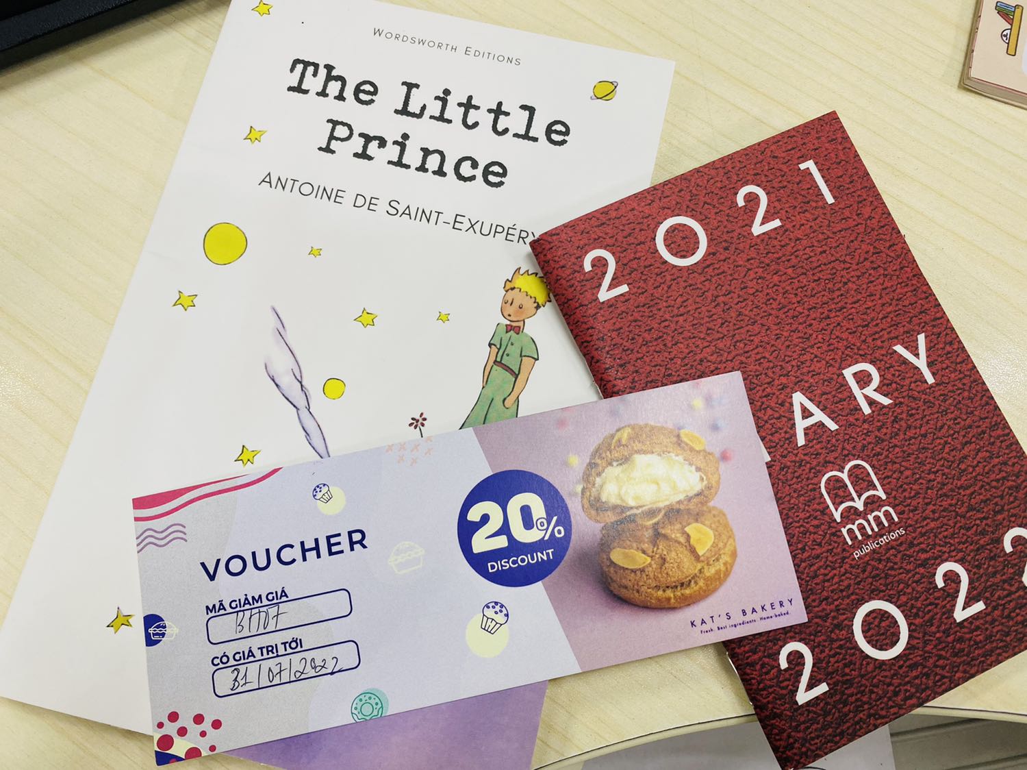 Sách được gửi kèm một cuốn sổ tay và một voucher tại tiệm bánh Kat's bakery. Tuy nhiên lần này mình cực kì không hài lòng với dịch vụ của Tiki.
Thứ nhất, mình mua hai cuốn sách, cả hai cuốn đều chọn bookcare và số lượng bookcare trong gói mình còn rất nhiều, tuy nhiên đến khi nhận được là hai cuốn sách được quấn bằng màng co xung quanh? Tiki chuyển hết bọc sách sang quấn màng co như vậy từ bao giờ thế ạ?
Thứ hai, bóc màng co ra thì sách bị cong gáy, nhìn rất khó chịu. Mình mua sách mới chứ có mua lại sách cũ đâu?
Về nội dung sách thì mình khá thích quyển tiếng việt nên mua thử bản tiếng anh về đọc thử, 3 sao là cho nội dung sách chứ ko phải cho dịch vụ của Tiki. Khi nào mình đọc xong sẽ review lại về nội dung.