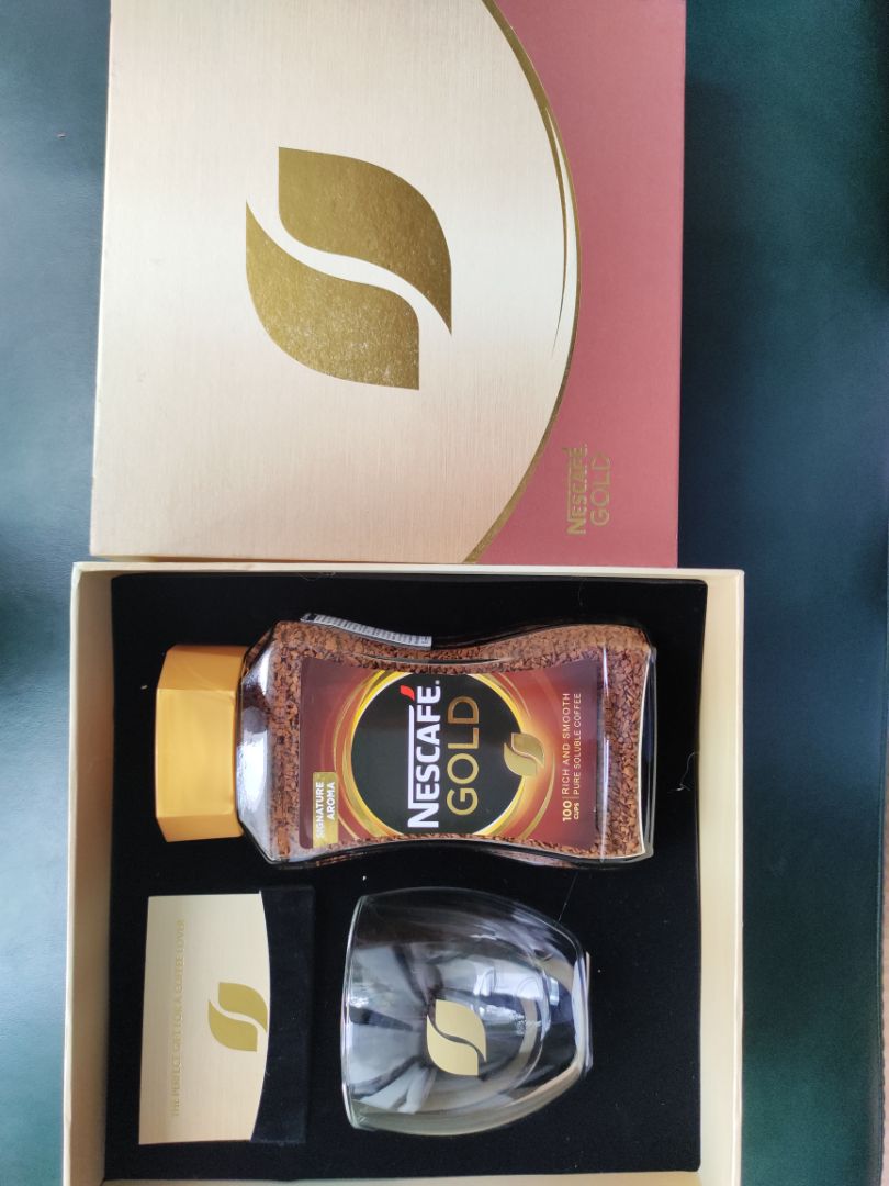 Bộ quà tặng rất đẹp và lịch sự. Cà phê thơm nguyên chất.