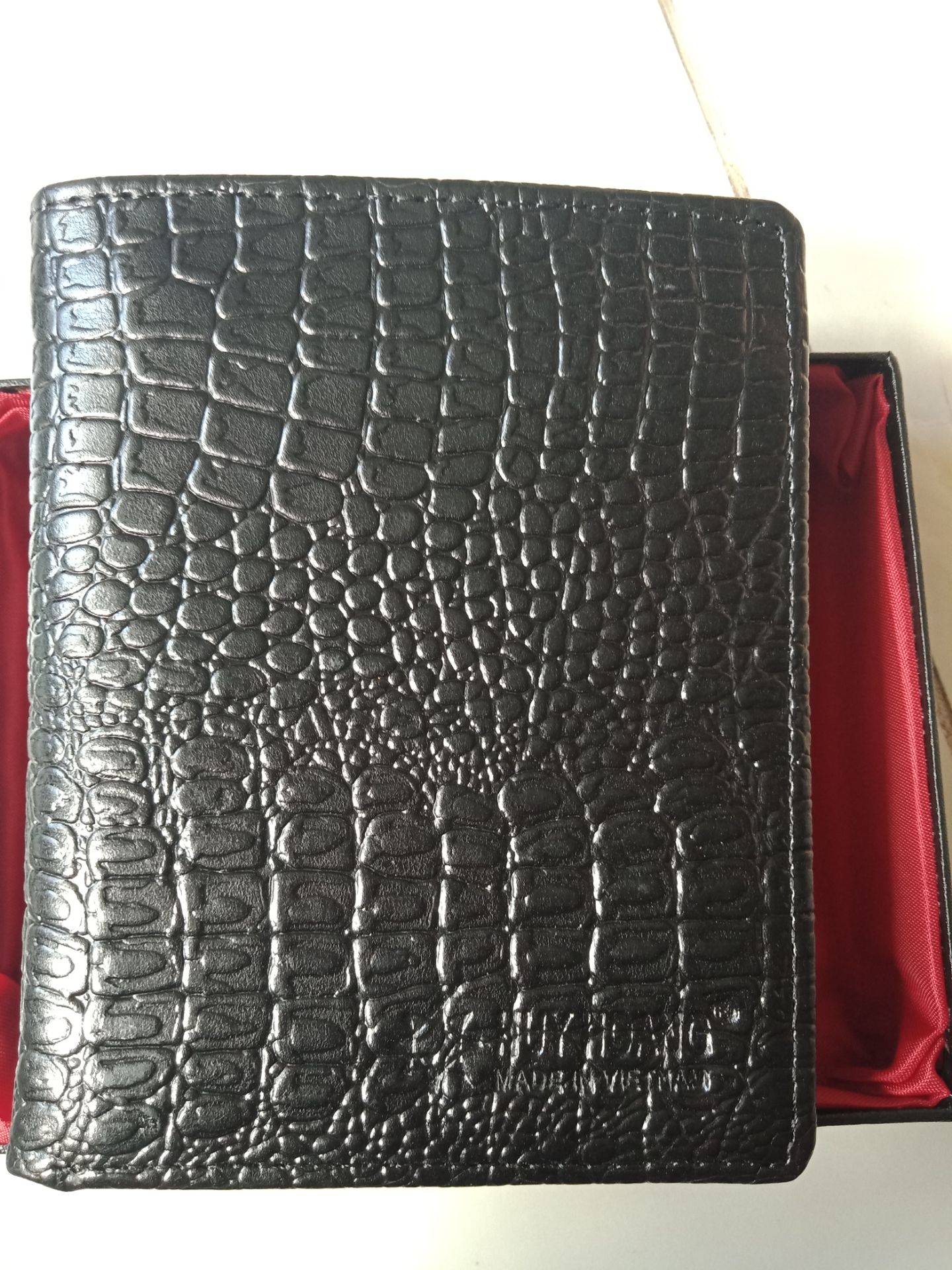 Ví nam da bò mềm mại , dập vân cá sấu tăng thêm phần sang trong... Huy Hoàng là thương hiệu mình luôn tin chọn