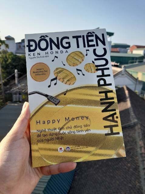 . Mình đặt mua cuốn sách này trong những ngày giáp Tết đầy bận bịu và cả nhiều nỗi lo về tiền bạc. Mình luôn là đứa có vấn đề với tiền, và cuối năm là đỉnh điểm của vấn đề ấy. Tiền lương thấp, thưởng chẳng được bao nhiêu, nỗi dằn vặt vì bản thân kém cỏi, áp lực đem tiền về cho mẹ cha. Hạnh phúc đôi khi được đong đếm bằng việc được thưởng có nhiều không, là kiếm đc bao nhiêu tiền moiix tháng...Là vậy đó. Đồng tiền hạnh phúc giúp  nhìn sâu hơn vào bản thân và những suy nghĩ của mình về tiền. Những kí ức của quá khứ đã ảnh hưởng đến suy nghĩ của mình ra sao. Mình nhận thấy hơn cả vc giúp mình quản lý tiền bạc ra sao, theo công thức nào, cuốn sách giúp mình nhìn nhận lại, phân tích bản thân và giúp mình lựa chọn 1 lối sống với những suy nghĩ tích cực hơn về chuyện tiền bạc.