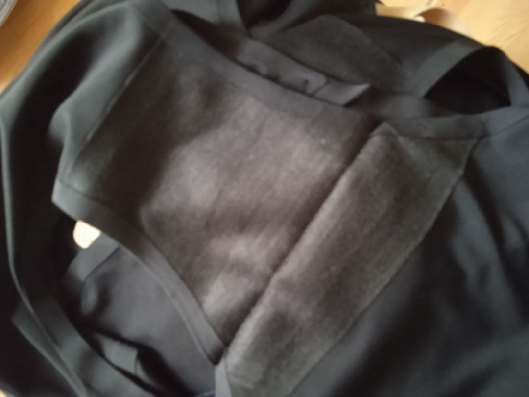 Giao đúng, đủ ,nhưng dính keo rất nhiều, khi tách ra làm tơi chỉ ,quần đúc su nhưng thật ra là dán bằng keo ,vết cắt hơi bị cẩu thả, nhìn kỹ hình ảnh, thật ra làm t thất vọng ,lần đầu tiên mua của shop ,nhưng nói chung tất cả chỉ ổn thôi !