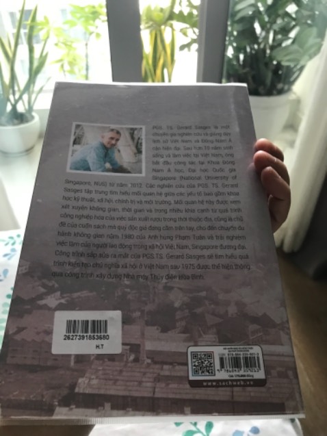 Tiki giao sách rất nhanh, sách đóng gói tốt và bọc BookCare đảm bảo chất lượng.