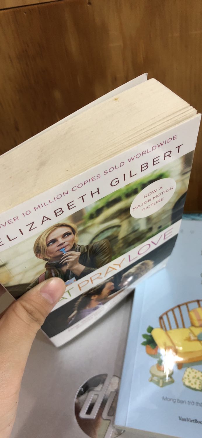 Mình phải nói là lần này quá tệ!!!
Thứ nhất, hơn 1 tháng trời mới nhận được hàng, mà shipper lại kém thân thiện
Thứ hai, sách mới như sách cũ, cầm nhẹ tay, chất lượng giấy, bìa đều tệ, có nhiều vết bẩn, nhìn cũ kĩ thật sự. 
Thứ 3, kích thước sách nhỏ hơn dự đoán của mình
Mọi người có ý định mua hãy cân nhắc thật kĩ nhé!