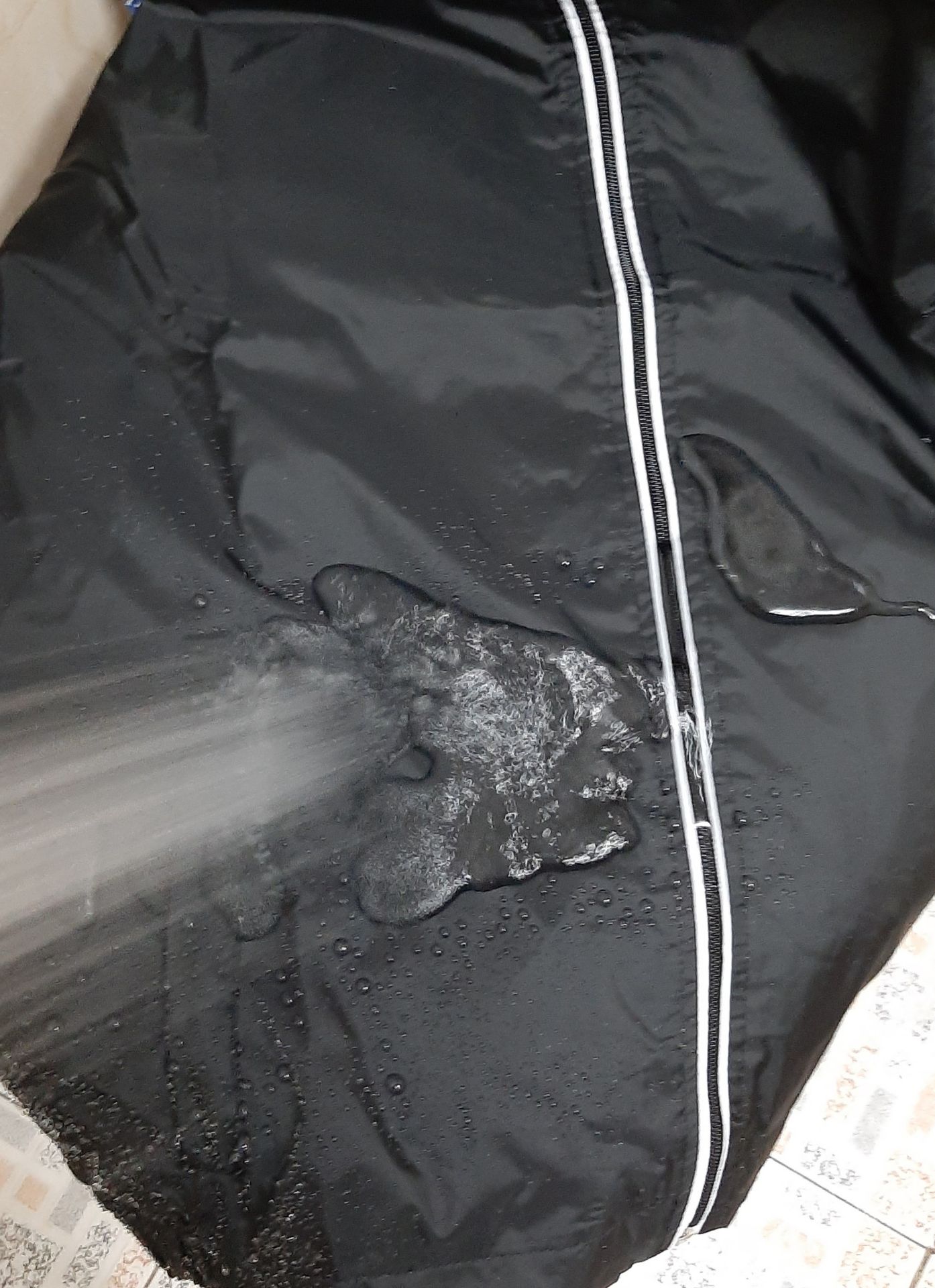 Áo khoác giống hình gần như 100% , chống nước tốt khá là ok chỉ may rất chắc chắn , đúng mô tả , túi có dây kéo , có túi trong , giá ca ok hợp li, giao nhận nhanh Sản phẩm đúng như mô tả , mua hàng online mà chất và giá như vậy thì không có gì phải phàn nàn nữa . Mình mua hàng online cũng nhiều mà lần nà phải nói la rất ưng ý luôn, cảm ơn shop nhiều nhé ,