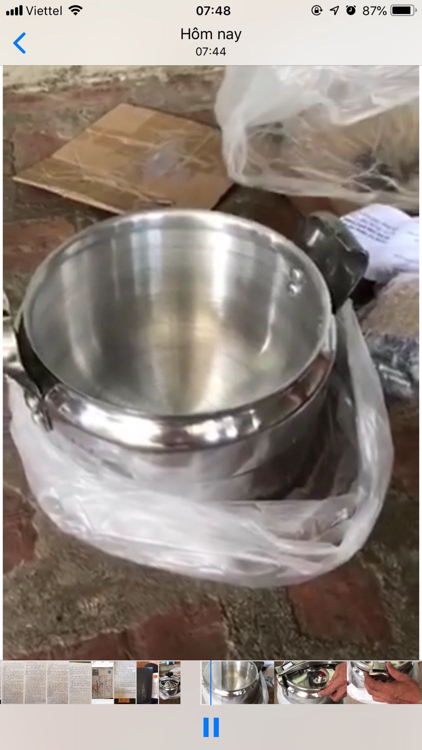 Nồi mỏng, cho nước vào đun thử thì phần có nước ngả màu xám đen, chất lượng kém. Hơn nữa mình đặt màu đen thì shop gửi màu bạc, nói chung là không ưng được sp này