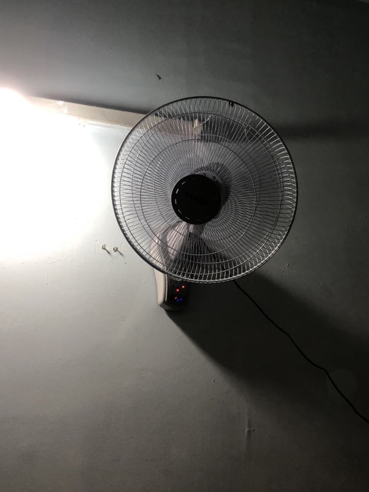 Quạt đẹp, chất lượng sản phẩm hợp với giá tiền. Do vận chuyển nên bị vỡ mặt nạ shop khắc phục nhanh chóng. Có remote tiện lợi, nói chung rất đáng mua Quạt đẹp, chất lượng sản phẩm hợp với giá tiền. Do vận chuyển nên bị vỡ mặt nạ shop khắc phục nhanh chóng. Có remote tiện lợi, nói chung rất đáng mua