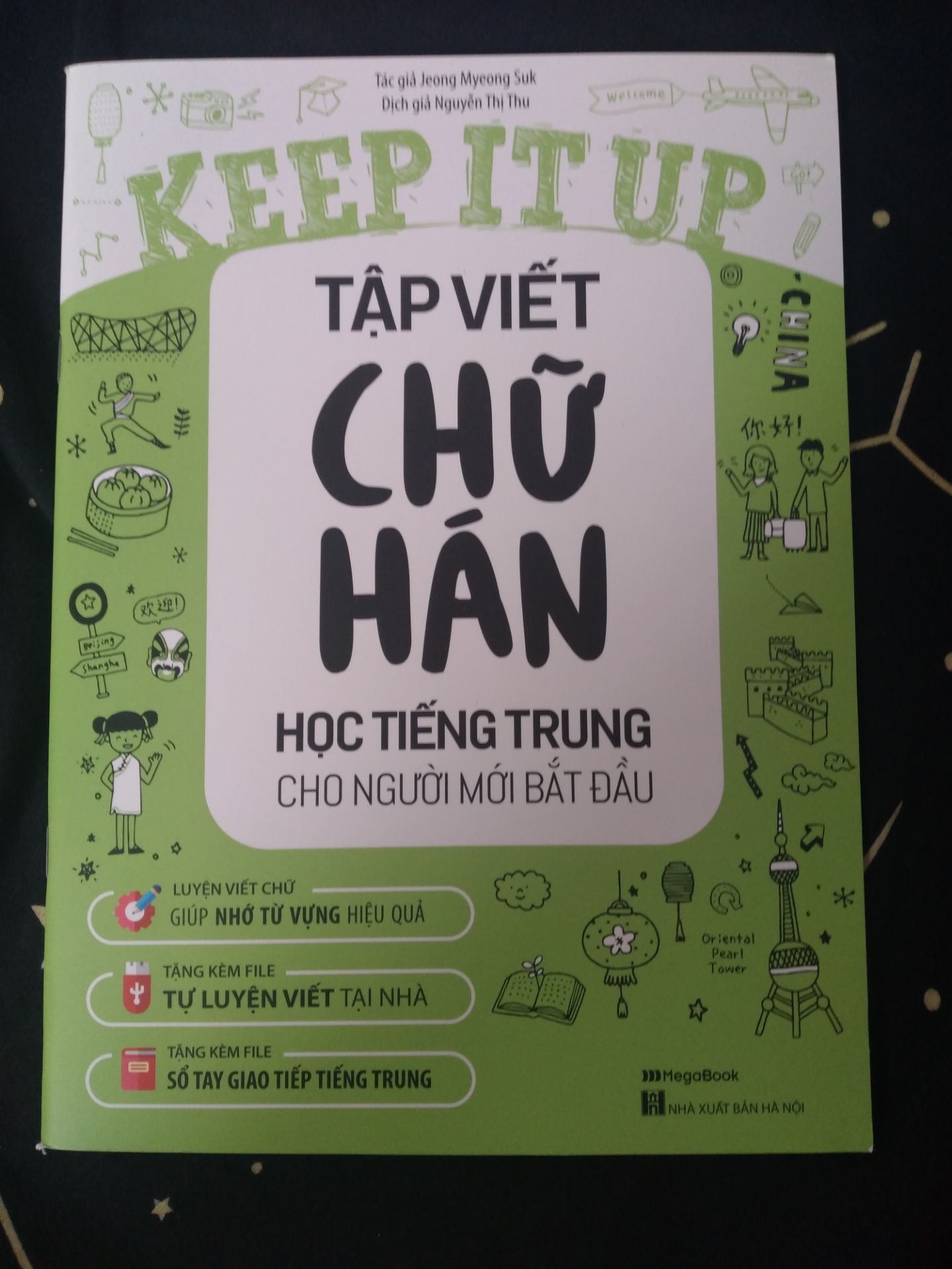 sách có những ô viết chữ như hình còn có thứ tự các nét để người học viết đúng. các bạn mua về thì quét mã phía sau sách có file tập viết với file cuốn học tiếng trung giao tiếp đem đi photo rồi về học cũng được như m.n ?