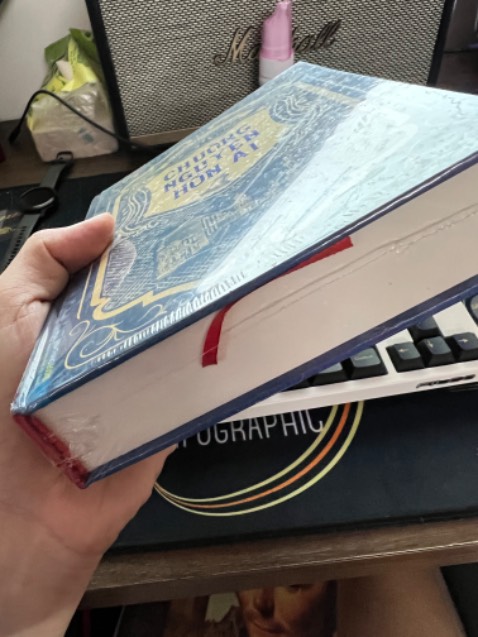 bìa cứng nhưng đóng gáy hơi chán. mở ra cứng ngắc ko khác gì bìa mềm. mấy trang đầu còn bị nhăn. 
in nội dung hơi sát lê dưới nhìn hơi khó chịu.
được cái font chữ vừa mắt dễ đọc.
mua sale nên cho 4*.