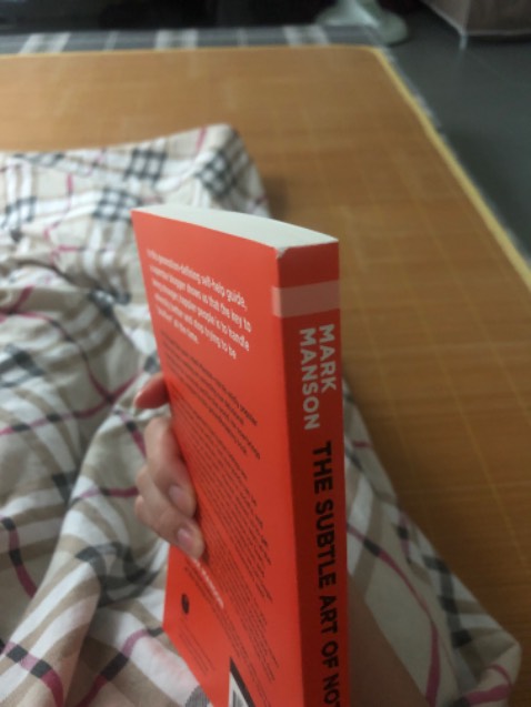 Sách giao nhanh nhưng mà bìa bị rách ở gáy, bìa trông cũ và sờn 🥲