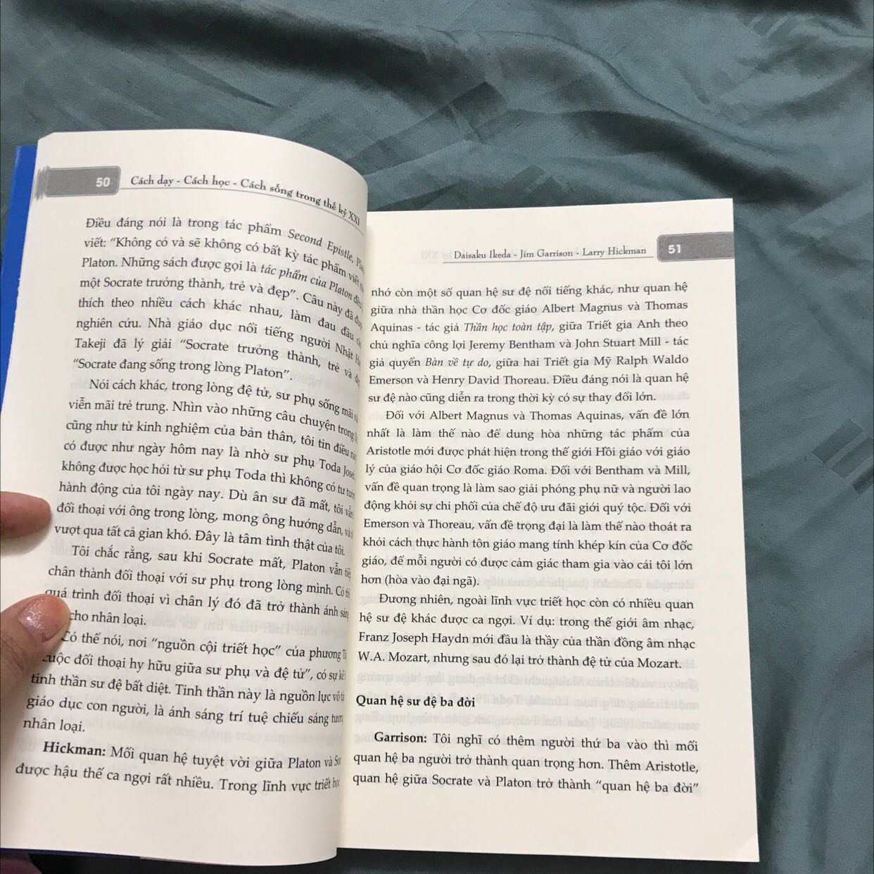 Sách cũng khá hay đó ạ, giúp ta có những cái nhìn và hướng đi đúng đắn trong xã hội, cuộc sống. Màu giấy trắng ngà tránh mỏi mắt khi đọc.