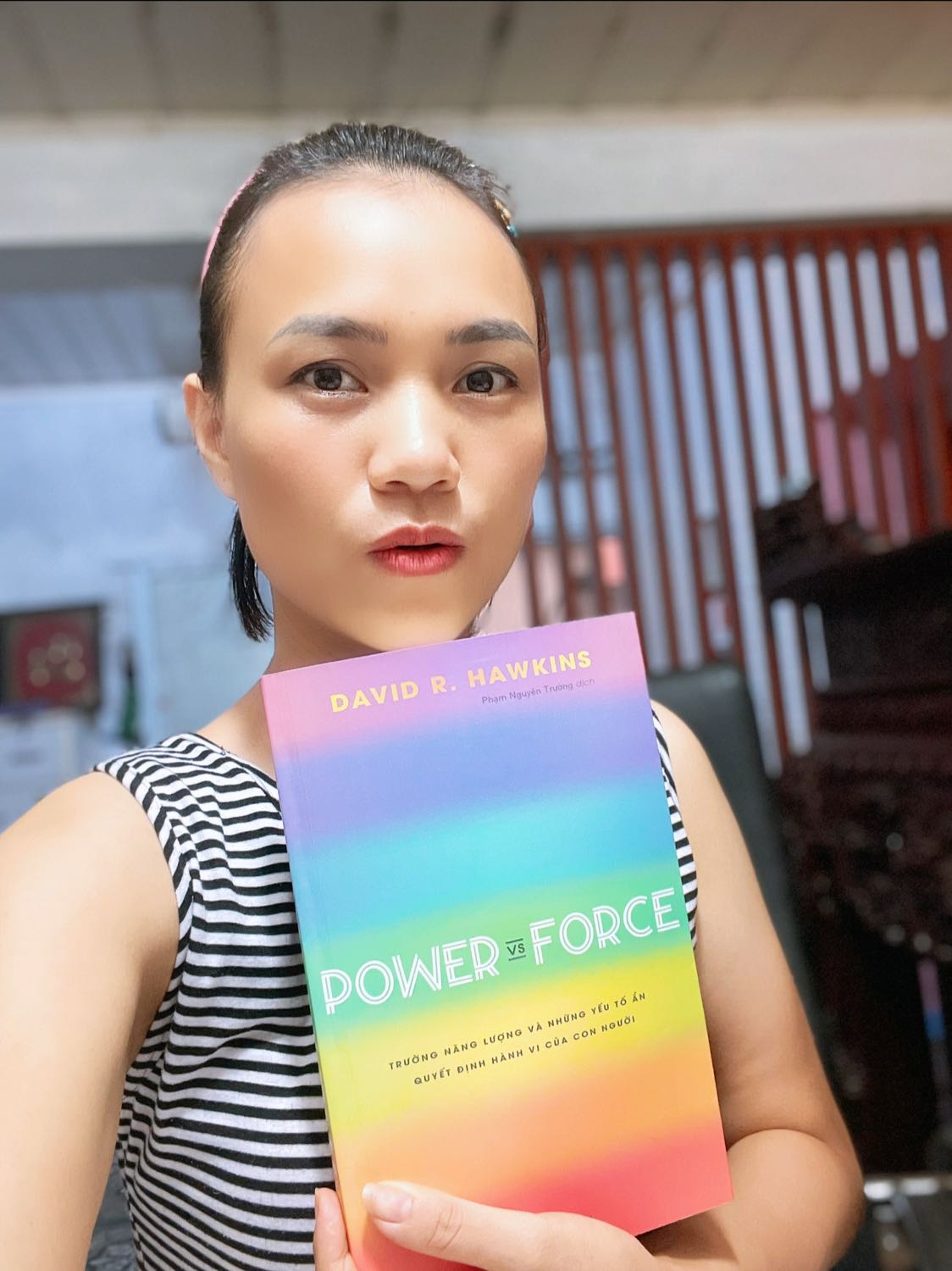 Cuốn sách tuy chưa dễ dàng để hiểu ngay lần đầu đọc nó. Nhưng khi đọc cuốn sách tôi cảm nhận trường năng lượng của mình lên cao hơn rất nhiều. Biết ơn tác giả cuốn sách, biết ơn shop bán hàng uy tín và biết ơn Tiki giao hàng rất nhanh , rất chuyên