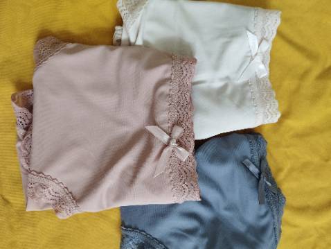 Điện thoại của m hơi cùi bắp chứ bên ngoài nhìn còn đẹp hơn nhá. Có lẽ đây là set quần mà m ưng ý nhất từ trc tới nay. Chỉ cần sờ vào tay thấy mát lạnh mềm mịn là đã ưng cái bụng lắm rồi. Đảm bảo mn cũng thích mê giống mình cho coi. 1 set 3 màu khác nhau co giãn 4 chiều tốt. Giao hàng nhanh, đóng gói cẩn thận. Rất chi là ổn áp