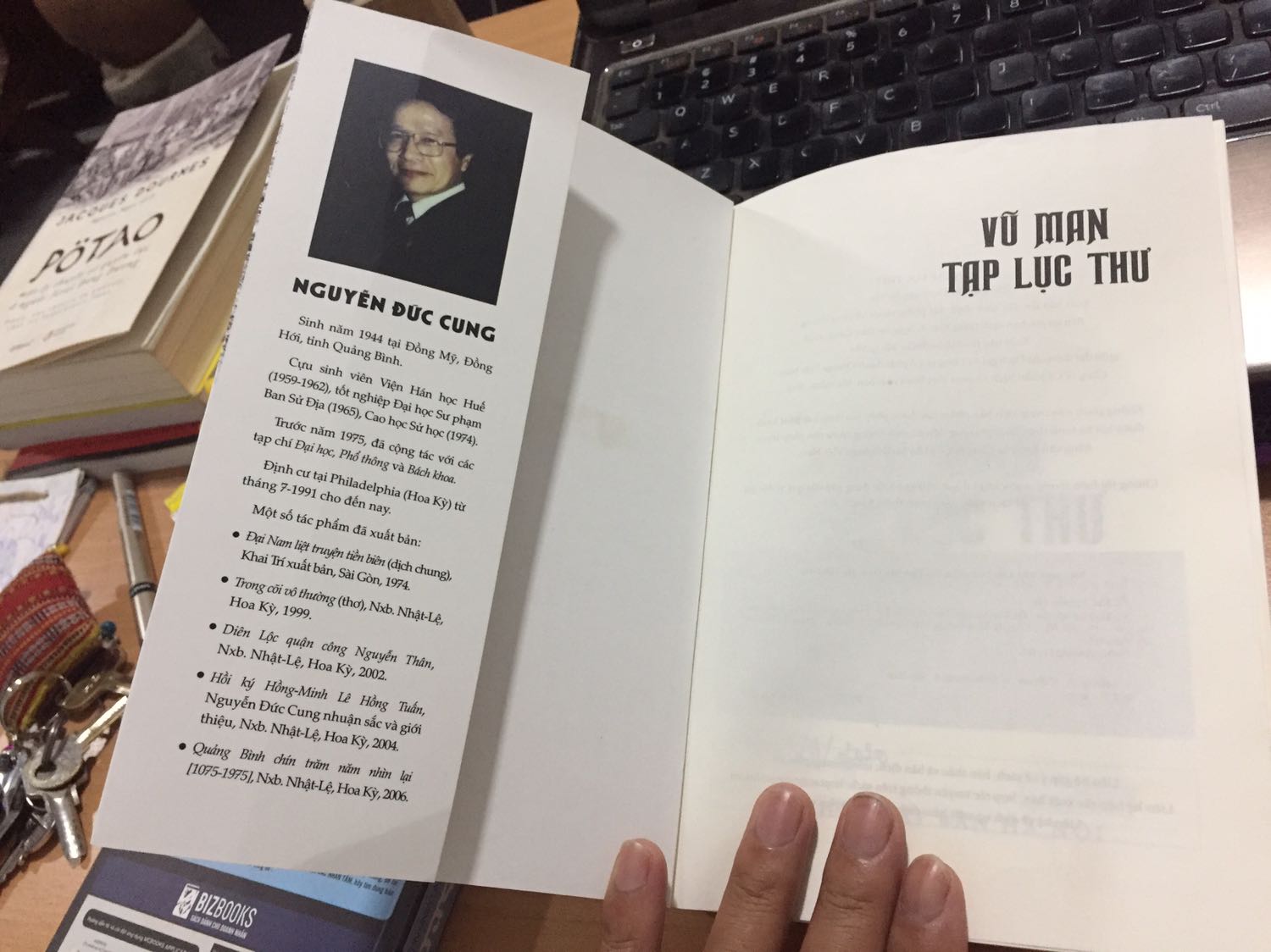 Đây là một cuốn sách cực kỳ hiếm nói về người Thượng ở vùng thượng du từ Quảng  Nam đến Phú Yên, duễn tả chi tiết về ngôn ngữ, phong tục tập quán. Đặc biệt nói về các vị Tướng có công bình định vùng cao xứ Quảng. Sách của tác giả ÔN KHÊ NGUYỄN TẤN, được NGUYỄN ĐỨC CUNG khảo cứu, phiên âm và chú giải chi tiết dể hiểu.
Sách dày 527 trang chia thành 2 phần
1. Chữ Quốc ngữ
2. Nguyên văn chữ Hán
Đây là cuốn sách hiếm hoi viết chi tiết về Tây Nguyên ngày nay, nếu bạn đam mê văn hoá Tây Nguyên thì đừng bỏ qua. 
Trân trọng
Phương la sơn