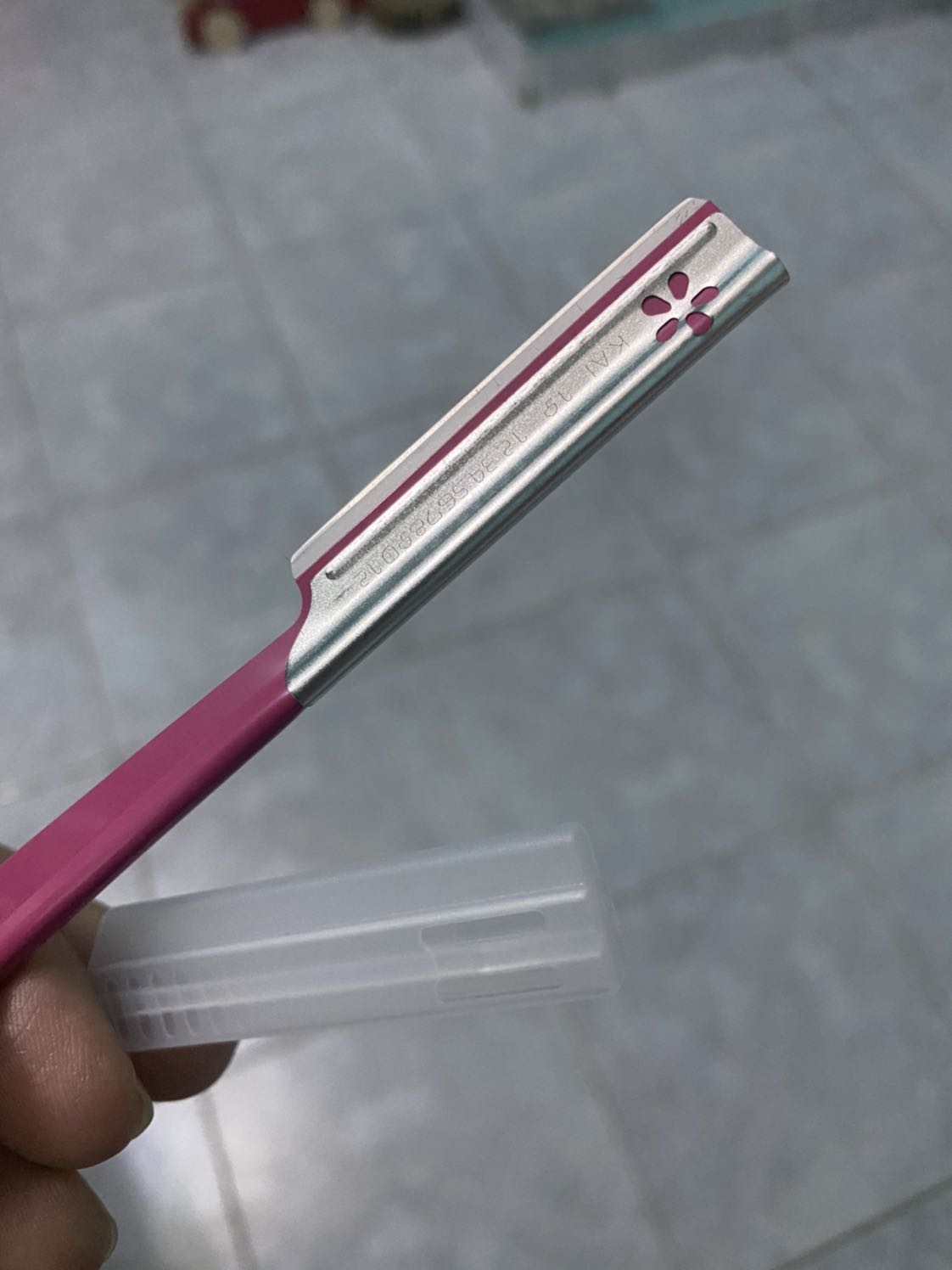 Dao cực kì sắc bén, dùng cạo chân mài rất đẹp. Màu sắc cũng đẹp. Nói chung rât đáng mua