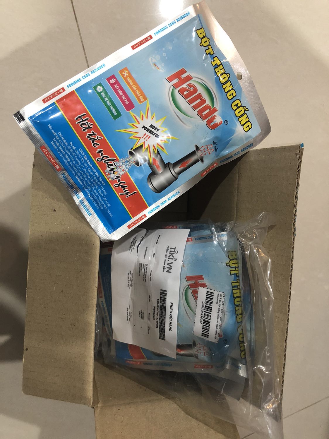 Bồn cầu hơi tắc, làm đúng như hướng dẫn sử dụng, mình dùng 2 gói luôn là thông được. Dung dịch khi pha với nước và khuấy lên sẽ hơi bốc khói, không mùi nhưng vẫn nên để xa mặt. Cũng may đặt sẵn vài gói để dùng dần. Lần trước dùng hãng khác không ổn.