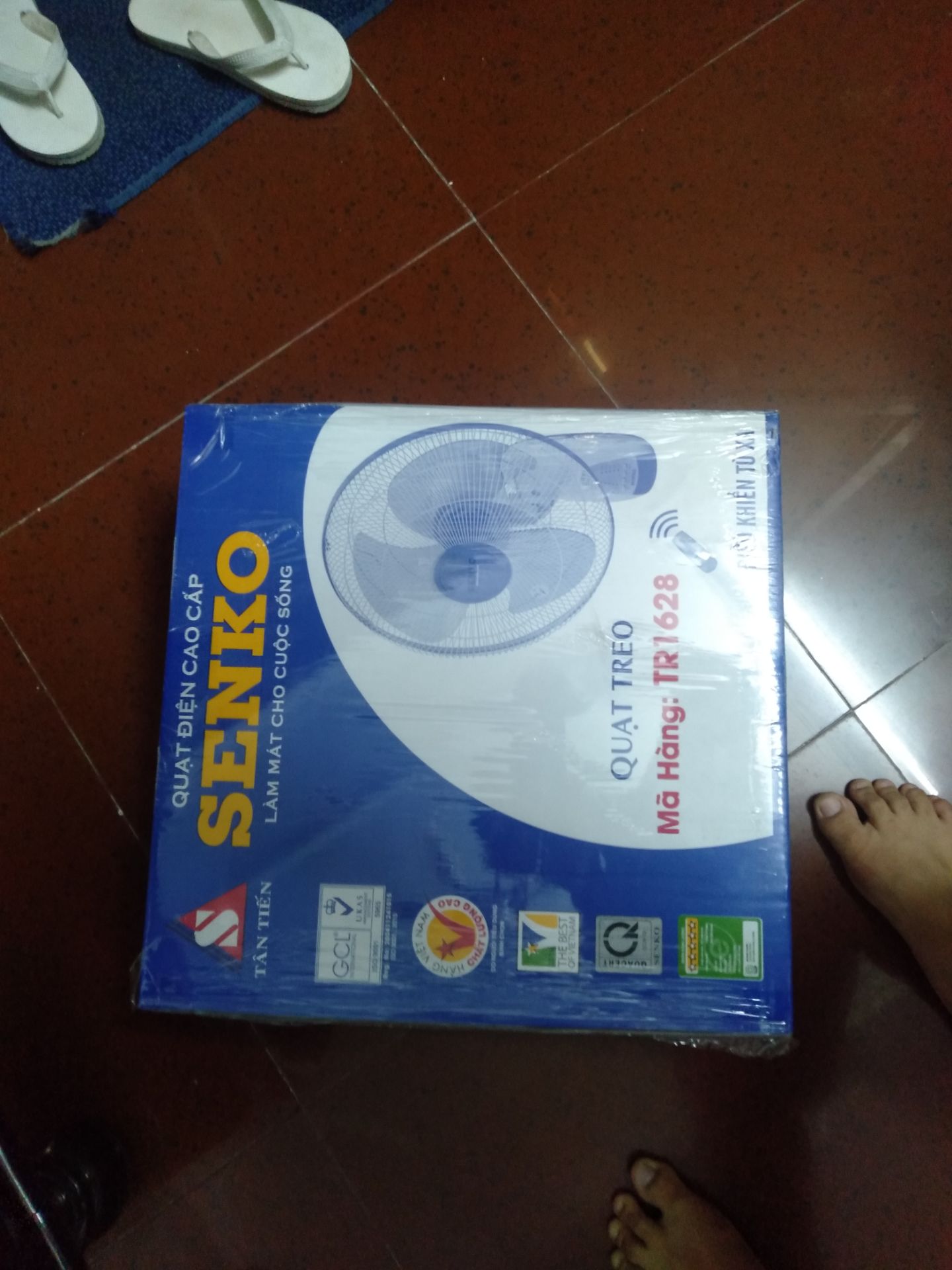 Mình đặt 03 sản phẩm, shop chỉ giao 01 sản phẩm.Hàng lấy thùng khác đóng.Mình chưa khui hàng.Do mình đã thanh toán nên lúc giao hàng ko có mình  nhận.Đề nghị sớm giải quyết cho mình đủ hàng