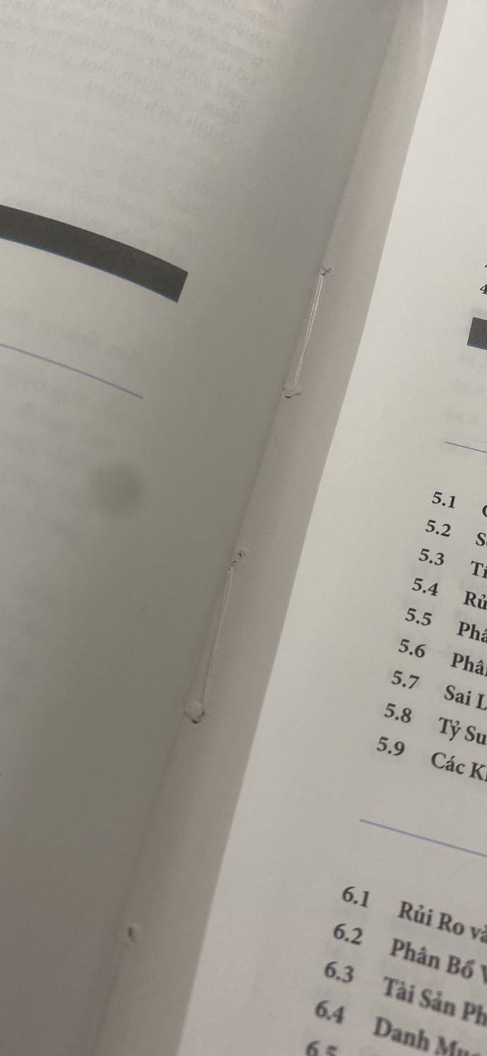 Quá trình vận chuyển khiến góc sách bị đổi hình dạng, giấy sách bóng mỏng, dưới ánh đèn sẽ bị loá và khó nhìn. Sách dày, nặng gần 2kg, đính với nhau bằng chỉ, không biết thời gian dài có bị sứt hay không. Dịch vụ vận chuyển nhanh.