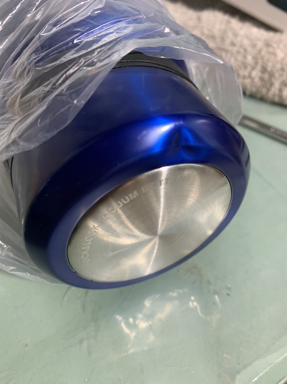 Shop làm ăn ko uy tín. Dịch vụ chăm sóc khách hàng thì dở tệ. Nhắn tin từ sáng tới chiều mới trả lời. Sản phẩm trước khi giao ko kiểm tra kĩ, mình thắc mắc thì bảo chờ tới giờ tới lượt để kiểm tra. Mọi ng chú ý shop này. Shop giao hàng móp méo. Đóng gói thì qua loa. 1* này chỉ dành cho tiki giao hàng nhanh hơn dự kiến. Chứ shop ko đáng 1*