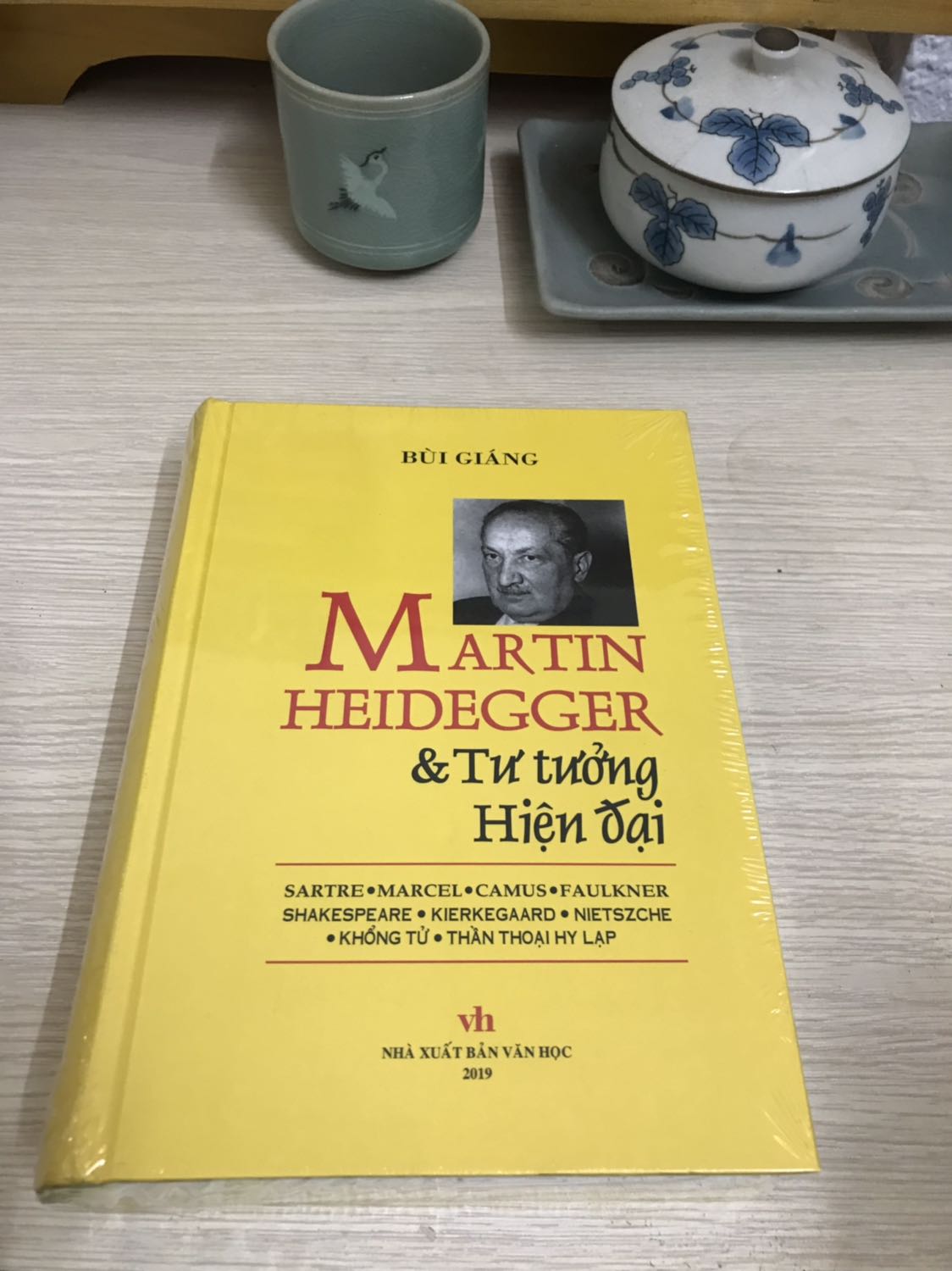 Dịch phẩm kinh điển của Bùi Giáng, viết về những tư tưởng hiện đại thế kỷ 20. Đặc biệt là triết gia Heidegger. Rất đáng đọc. Tiki giao hàng đẹp còn nguyên seal. Dịch phẩm kinh điển của Bùi Giáng, viết về những tư tưởng hiện đại thế kỷ 20. Đặc biệt là triết gia Heidegger. Rất đáng đọc. Tiki giao hàng đẹp còn nguyên seal.