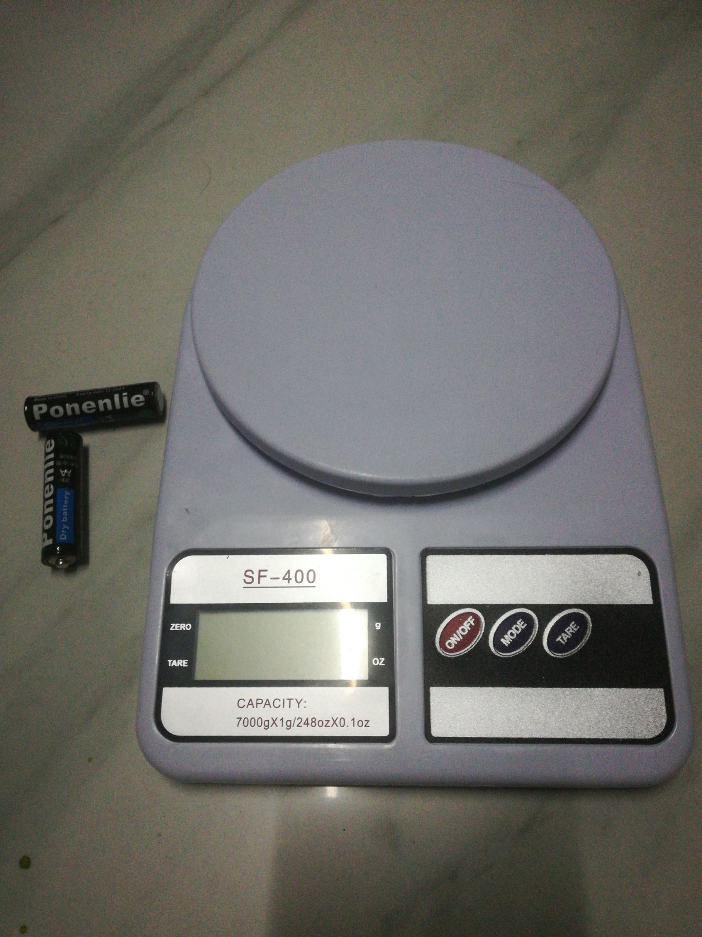 Cân dễ sử dụng. Làm bằng nhựa, tuy mong manh nhưng cũng ổn. Cân sử dụng 2 pin tiểu nên tiện dụng. Nhìn chung xứng đáng với tầm giá.