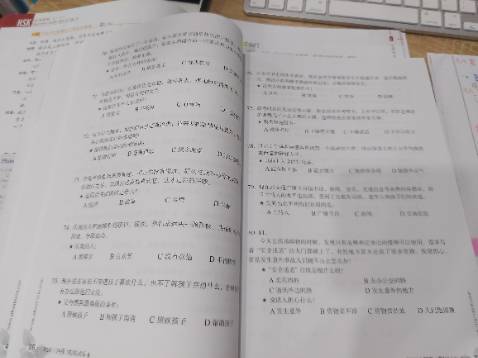 Đã làm thử 2 đề. Đề khá khó hơn so với các đề free trên mạng. In trên giấy dày. Ổn áp. Nên mua để luyện thi nhé