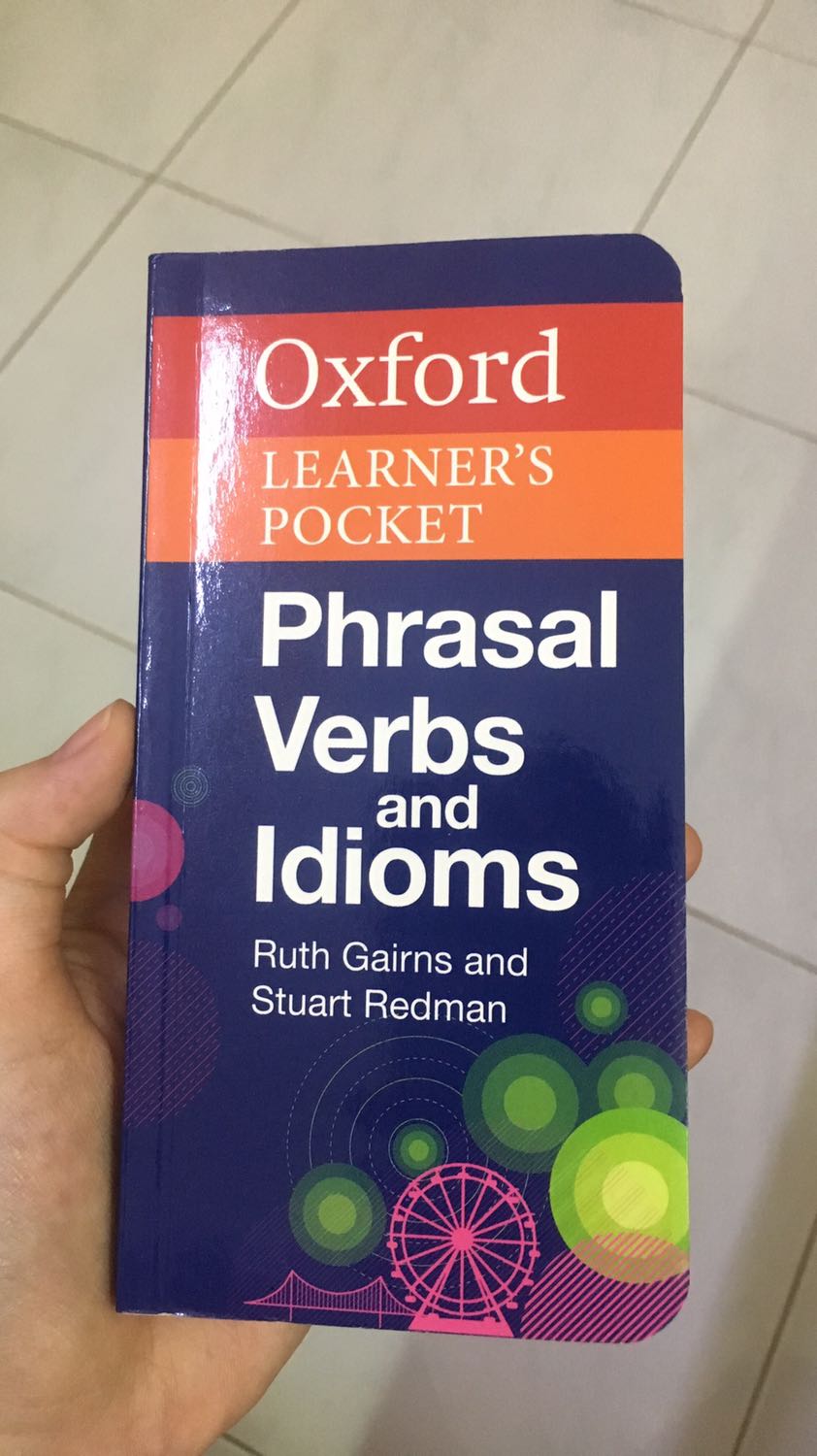 Giao hàng nhanh nhưng hộp bị méo hết, cũng không lót xốp ở trong nhưng sách vẫn còn tốt. Nội dung sách quá tuyệt luôn, phrasal verbs được chia theo từng chủ đề, có cả bài mẫu và hình minh họa, sách nhỏ gọn siêu cute