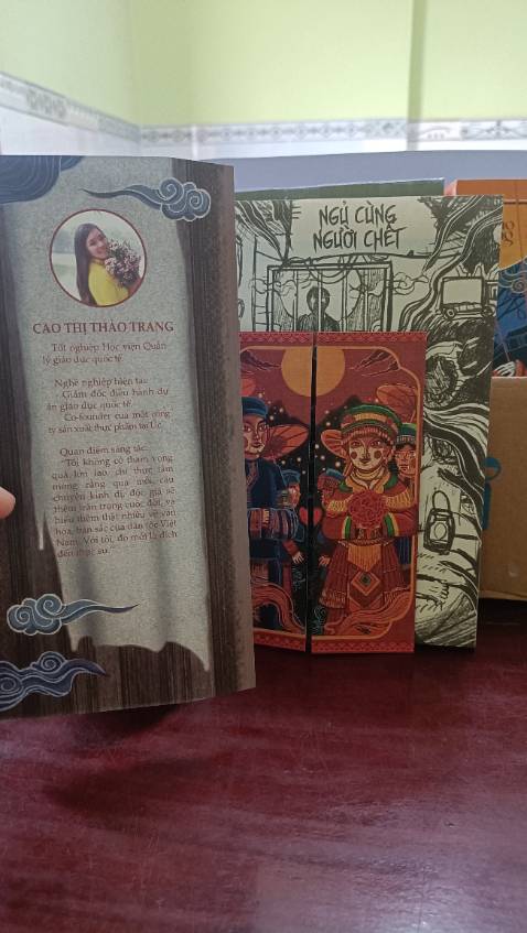 Nhận sách rất chỉn chu và đẹpppppp luôn, bìa nhám bóng hiệu ứng tốt cầm lên thấy mua rất đáng. Ủng hộ sách real, là cách ủg hộ tác giả tốt nhất nha mn ơi