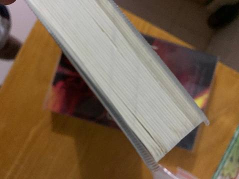 Sách bị gấp, bẩn, trông như sách cũ