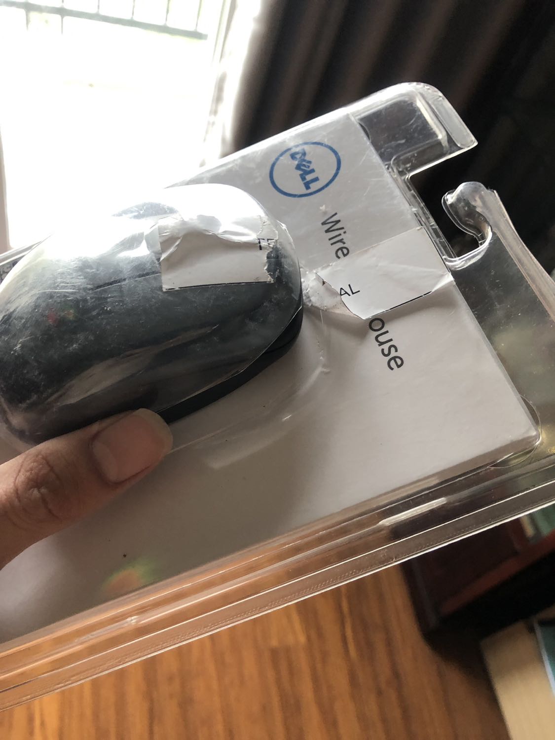 Lần 1: chuột lúc giao bị khui nham nhở. Tem seal rách, chuột bên trong trầy xước. Tiki có hỗ trợ cho người lên mang đổi giúp mình. 1 like cho tiki.
Lần 2: tem seal còn nguyên nhưng hộp vẫn có dấu hiệu bị khui. Lần này chuột nhìn đỡ nham nhở hơn trước nhưng vẫn còn trầy ít chỗ.
Haiz thôi để xài thử xem thế nào. Ai có ý định mua con này nên suy nghĩ kĩ.