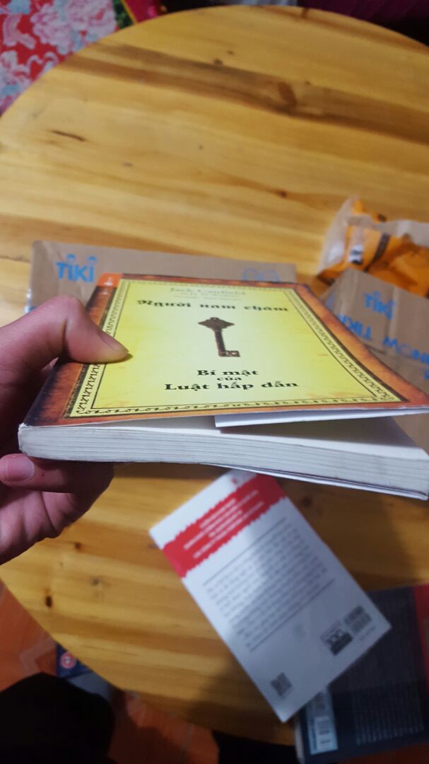 Cái hộp bọc hơi nát, sách thì mình thấy cũ, cứ như hàng dùng r ý. Nhưng dc cái là giao chuẩn hàng, nhân viên vất vả phết 7h tối mưa gió vẫn phải giao?, đặt 2 quyển khác nữa nhưng chỉ có mỗi quyển này là mép bẩn và k đc bọc cẩn thận. Không biết bên tiki lấy hàng ở đâu nhưng thấy nhiều ng cmt hàng cũ và bẩn suốt à, cái này tiki phải xem lại. Nhưng thôi tạm dc, miễn có tem và k nát. Góp ý chân thành là tiki nên kiểm duyệt lại hàng phẩm trước khi giao.  4 star....⭐ sách bẩn mép, cong.