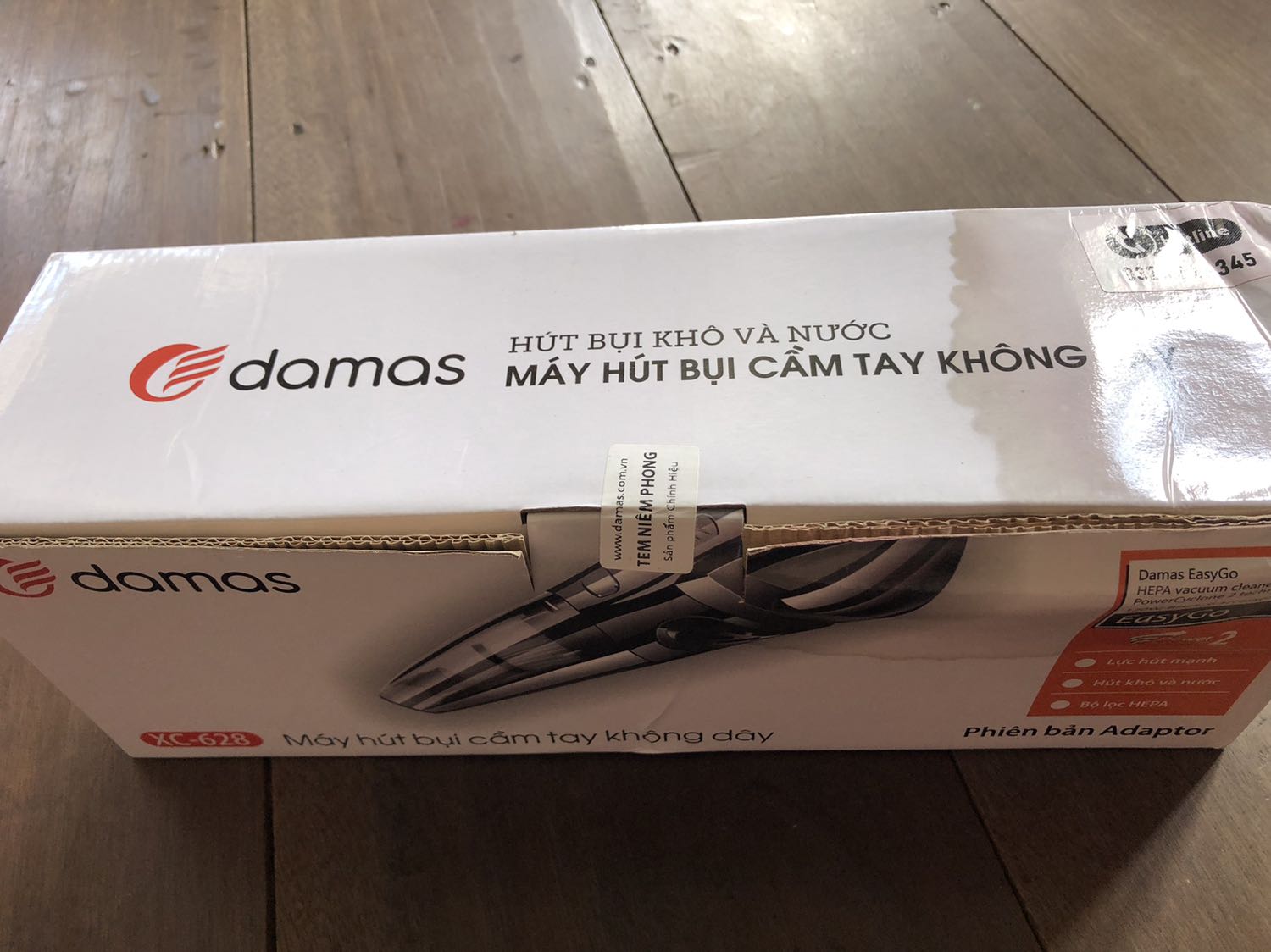 Đánh giá 1* cho vận chuyển mặc dù giao hàng đúng ngày nhưng gói hàng của mình móp méo thấy thương. Đơn hàng JNT giao báo lỗi 2 lần và là kiện hàng khó giao với lý do tiền thu hộ không đúng, *** nhân viên giao hàng liên lạc không được. Và chỉ đến khi mình liên hệ Tiki thì đơn hàng mình mới được giao, nhân viên giao hàng còn ko kịp để mình hỏi cái gói hàng móp méo của mình. 
Và may mắn là cái máy vẫn sử dụng được, Tiki bao gói khá kĩ nên chỉ có thùng hộp móp méo. 
Đánh giá 5* cho đóng gói và cho sản phẩm.
Sản phẩm mua lần 2, sử dụng được trong 1 tuần, sau đó là hoàn toàn ko hoạt động được. Liên hệ để bảo hành thì thời gian chờ là 1 tháng với điều kiện là bên bán xác nhận lỗi do nhà cung cấp. Trong trường hợp này thì mua một cái máy khác có vẻ hợp lí hơn. Đánh giá 1* cho sản phẩm, 1* cho dịch vụ bảo hành và 5* cho giao nhận.