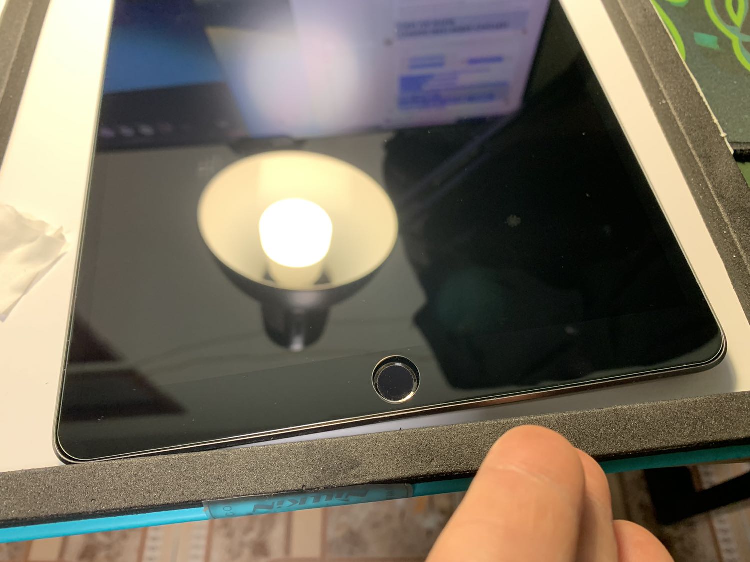 Đóng gói cẩn thận, giao hàng nhanh
Khung kính cường lực không phù hợp với ipad air 3 10.5 inch 2019 của mình.
Cho kính vào khung nhựa không khít camera và nút home.
Các bạn sử dụng ipad air 3 10.5 inch như mình cần cân nhắc trước khi mua