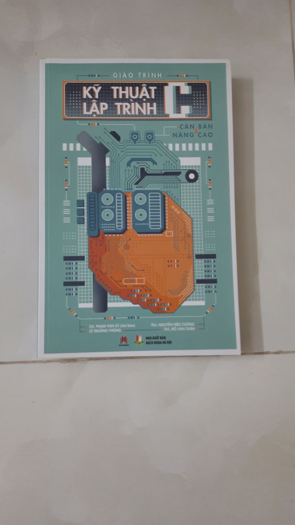 sách viết tương đối dễ hiểu, giao hàng nhanh, sách bìa cứng, nguyên, ko rách gãy. khá có ích với những bạn đang có nhu cầu tìm hiểu lập trình.