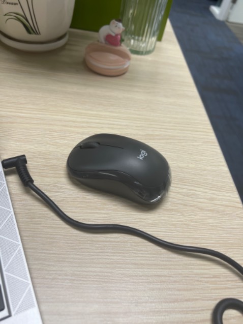 Silent Touch: 10 điểm

Tuy nhiên, mua chuột hôm thứ 6, dùng được 1 ngày + nguyên ngày thứ 2. Đến chiều thứ 2, chuột đã chết. Vẫn hiện connected nhưng di chuyển chuột trên bàn thì màn hình không hiện lên chuột trên màn hình.

Mặc dù Pin hiện 90%. Cũng đã khởi động máy, thay pin đủ kiểu nhưng vẫn không hoạt động