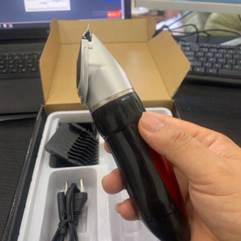 Sản phẩm rất tốt, dễ dàng sử dụng. Cầm trên tay rất chắc chắn, đáng đồng tiền bát gạo. Máy chạy êm, sắc bén. Thời gian giao hàng rất nhanh. Nhân viên nhiệt tình tư vấn cho khách. Mùa dịch này sắm 1 chiếc rồi tự cắt tại nhà cho mấy anh là quá ổn luôn này.