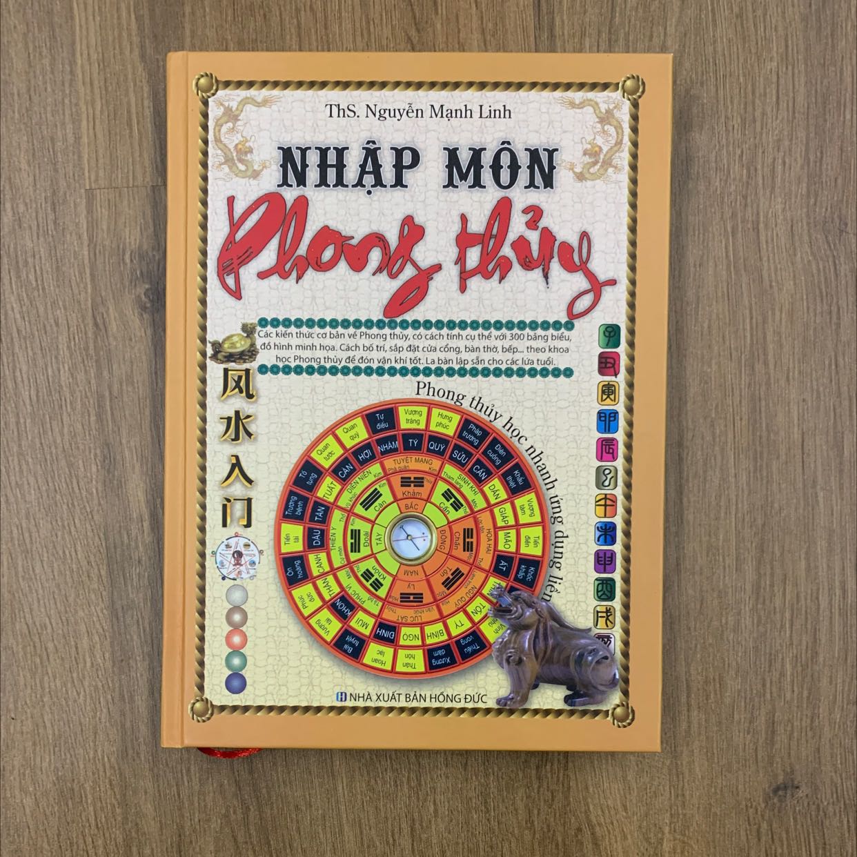 Sách nội dung rất ít.

Tổng cộng 350 trang thì có tới 250 trang là phần la bàn lập sẵn cho nam nữ tuổi từ 1930 tới 2055. Trong khi nội dung chỉ lặp đi lặp lại hình vẽ la bàn cho 8 cung Càn, Đoài, Khôn, Chấn, Tốn, Khảm, Cấn, Khôn.

Hoàn toàn có thể rút ngắn nội dung 250 trang đó thành 10 trang bao gồm 8 trang chứa 8 hình vẽ la bàn và 2 trang chứa bảng tra cứu từng tuổi của nam và nữ ứng với 8 cung.