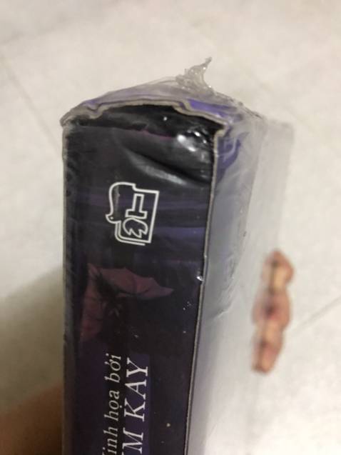 Đây là tổng hợp trải nghiệm sau 2 lần mình được giao sản phẩm này từ Tiki Trading:
Lần 1 (giao ngày 13/1/2022):
- Sản phẩm đã qua sử dụng, bị mất màng bọc của nhà xuất bản.
- Sách bị rách và dập nát ở nhiều vị trí.

Lần 2 (giao ngày 18/1/2022) (sau khi yêu cầu đổi trả):
- Sản phẩm bị dập nát ở nhiều vị trí và trông rất cũ.
- Mình đã yêu cầu đổi lại lần nữa. Tuy nhiên, sau hơn 3 ngày không thấy Tiki phản hồi từ lúc thu hồi sản phẩm, mình gọi lên *** Tiki thì được bạn nhân viên thông báo rằng Tiki đã tự ý hủy đơn và đang tiến hành thủ tục hoàn tiền với lý do hết hàng. Trong khi mình theo dõi từ ngày 18/1/2022 đến nay là 25/1/2022, thì sản phẩm vẫn còn sô lượng hơn 15 trên hệ thống. Như vậy đồng nghĩa toàn bộ sản phẩm này trong kho của Tiki đều bị lỗi dập nát tương tự nên không đủ điều kiện đổi mới cho mình.

Mình có đính kèm hình ảnh chi tiết lỗi của sản phẩm sau 2 lần giao hàng, bên Tiki vui lòng xem qua nhé!

Tiki các bạn rất vô lương tâm khi giao những sản phẩm kinh khủng này đến khách hàng. Toàn những sản phẩm hư cũ đầy lỗi ngoại quan, nhưng các bạn vẫn giao hết lần này đến lần khác. Đây không chỉ đơn thuần là vấn đề sản phẩm lỗi nữa, mà là hành vi bán hàng phi đạo đức, vì nó ảnh hưởng trực tiếp đến vấn đề thời gian và tiền bạc của khách hàng. Các bạn là nhà bán hàng hay những kẻ Iừa đảo?